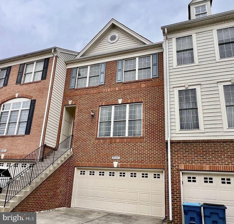 42683 Sandman Terrace in Chantilly, VA - Building Photo