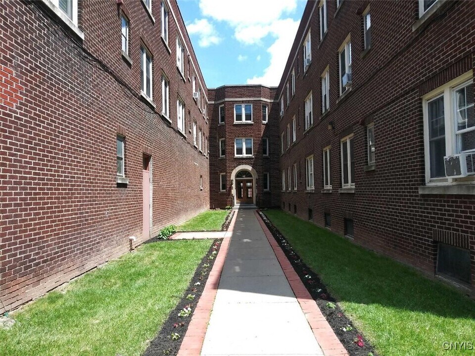 2600 James St in Syracuse, NY - Building Photo