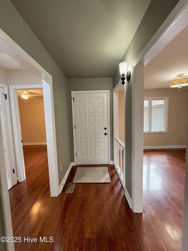 107 E Baywood Ln in Greenville, NC - Foto de edificio - Building Photo