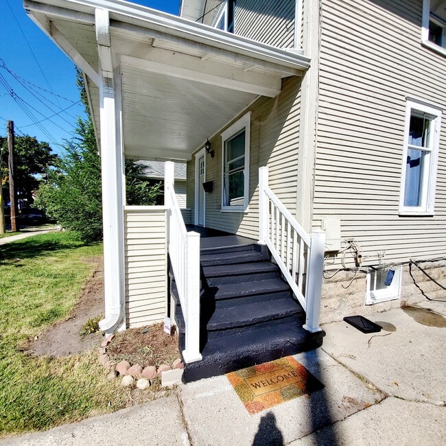 327 Leslie St in Lansing, MI - Building Photo - Building Photo