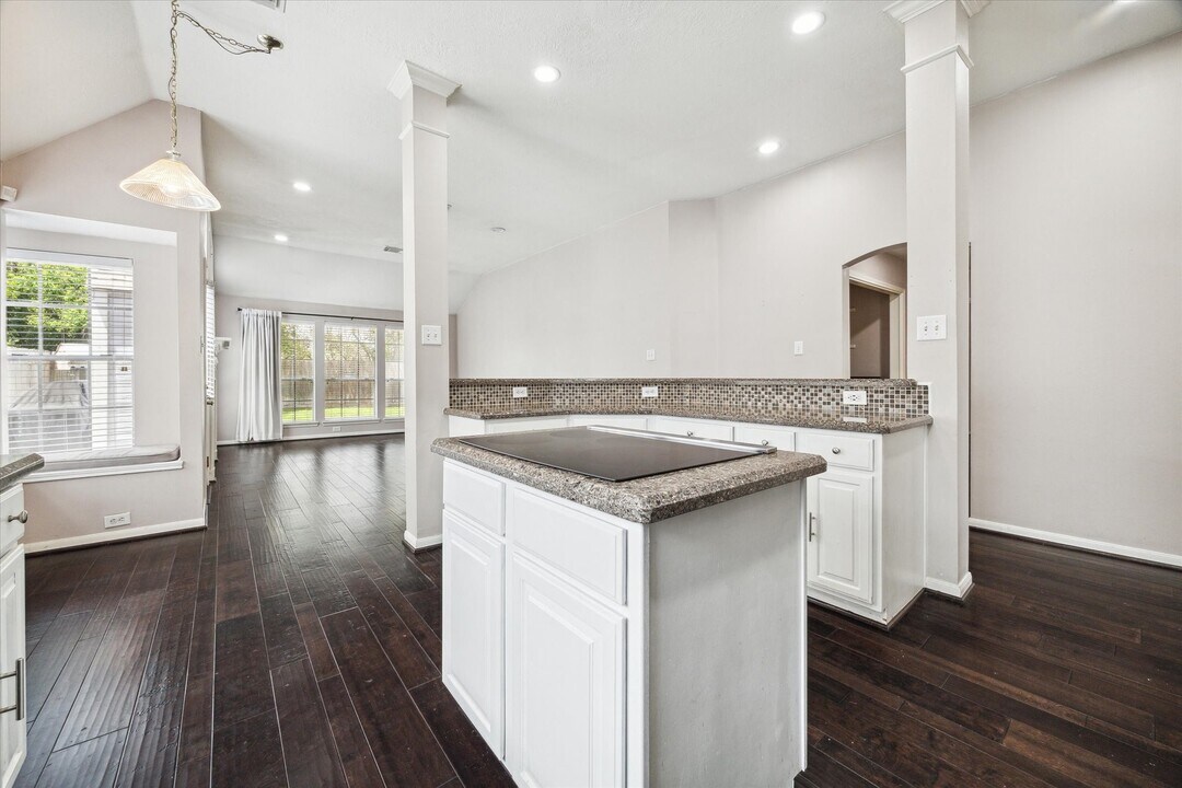 8830 Fairbloom Ln in Houston, TX - Building Photo