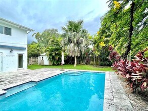 10672 SW 77th Ave in Pinecrest, FL - Building Photo - Building Photo