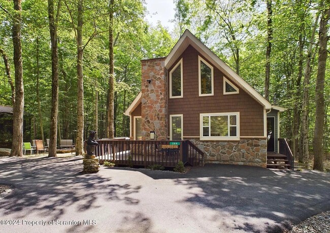 248 Wyalusing Dr in Pocono Lake, PA - Foto de edificio - Building Photo