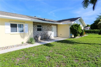 698 107th Ave N in Naples, FL - Foto de edificio - Building Photo