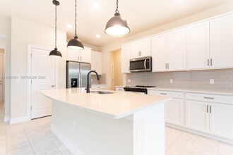 8648 Escue St in Wellington, FL - Foto de edificio - Building Photo