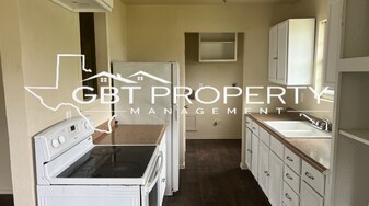 205 N Echols St in Mexia, TX - Building Photo