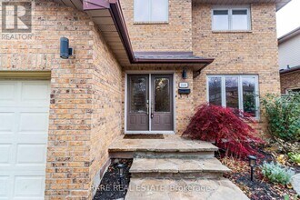 2446 Overton Dr in Burlington, ON - Building Photo - Building Photo