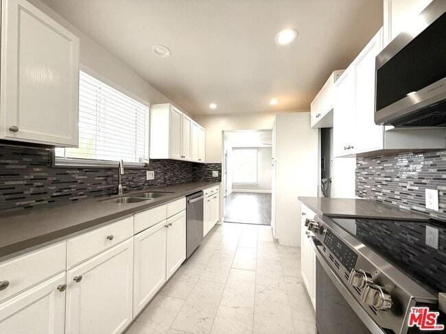 31577 Pacific Coast Hwy in Malibu, CA - Building Photo - Building Photo