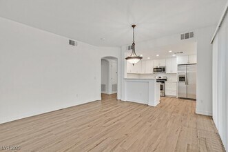 825 Canterra St in Las Vegas, NV - Building Photo - Building Photo