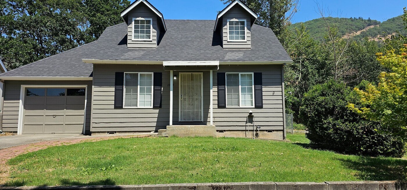 1090 NE Hefley St in Grants Pass, OR - Building Photo