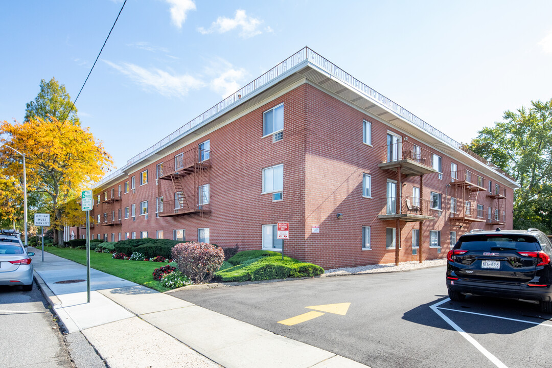 Carriage Owners Corp. in Rockville Centre, NY - Building Photo