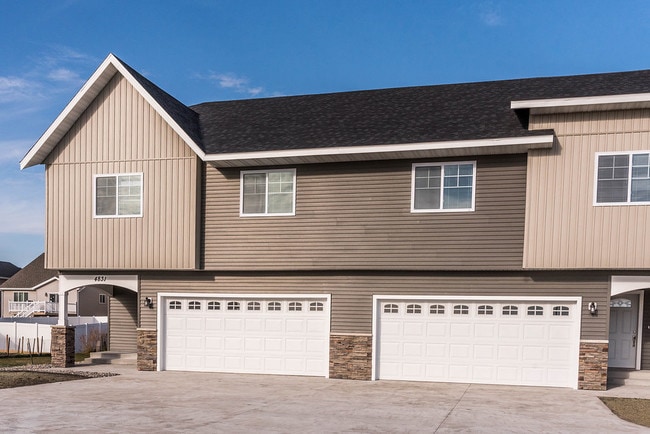 Triangle Townhomes - STUNNING UNITS! in Fargo, ND - Foto de edificio - Building Photo