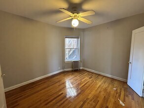 6956 N Ashland Ave, Unit 302 in Chicago, IL - Building Photo - Building Photo