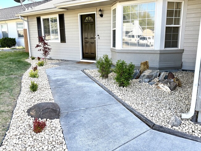 property at 1001 W Loon St