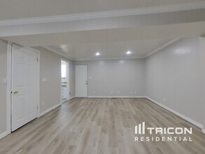 5009 S 2575 W in Roy, UT - Foto de edificio - Building Photo