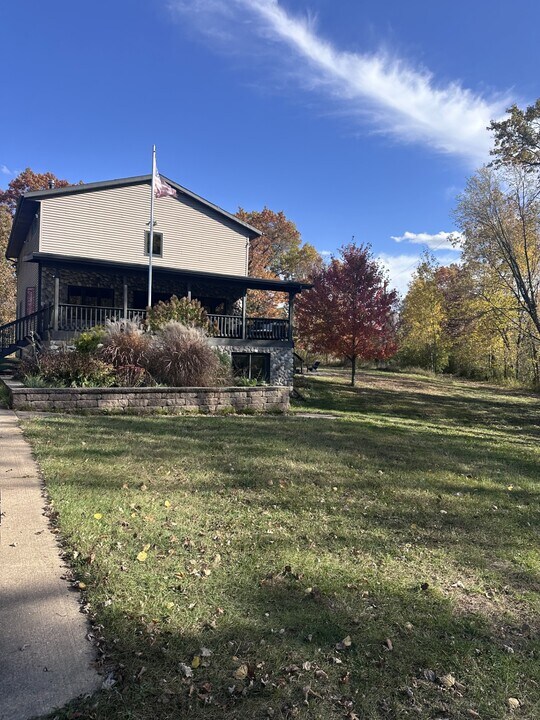 W4738 Angel Ln in Wild Rose, WI - Foto de edificio