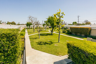 Townhome 2 bed 1.5 Bath in Anaheim in Anaheim, CA - Foto de edificio - Building Photo