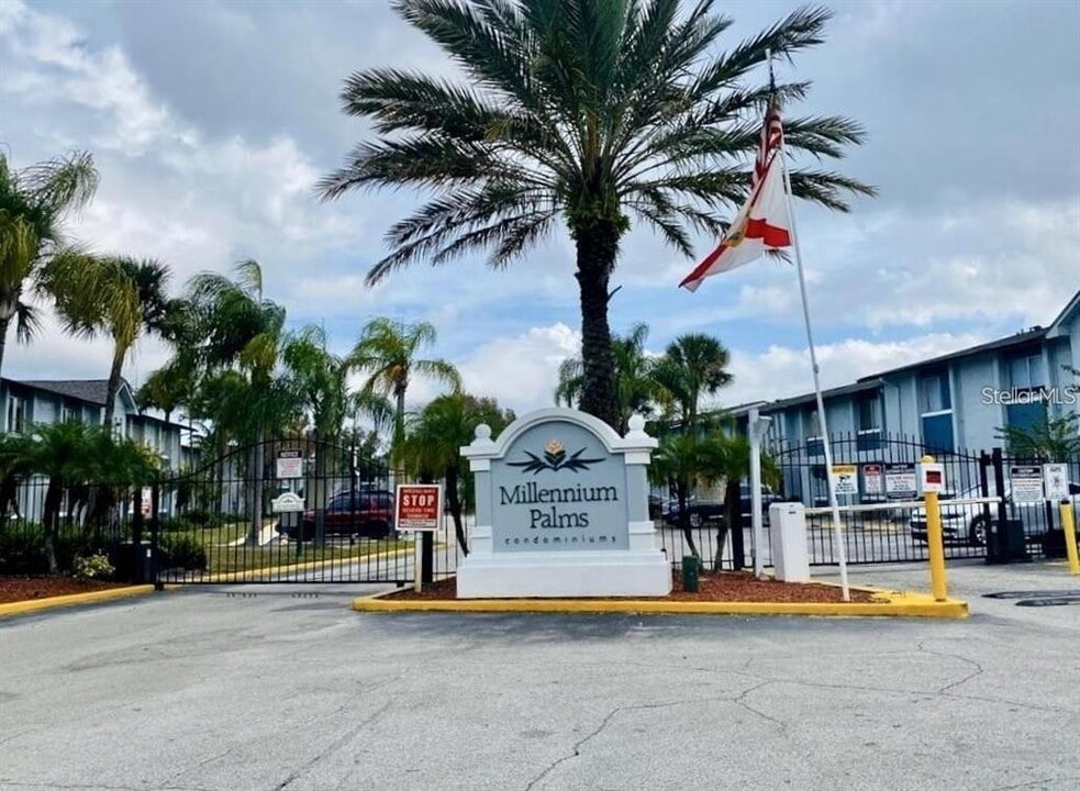 4745 S Texas Ave in Orlando, FL - Building Photo