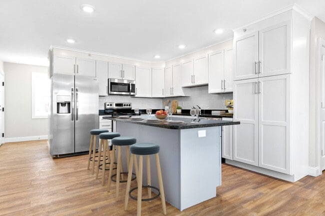 Third and Central Place in Dover, NH - Building Photo - Interior Photo