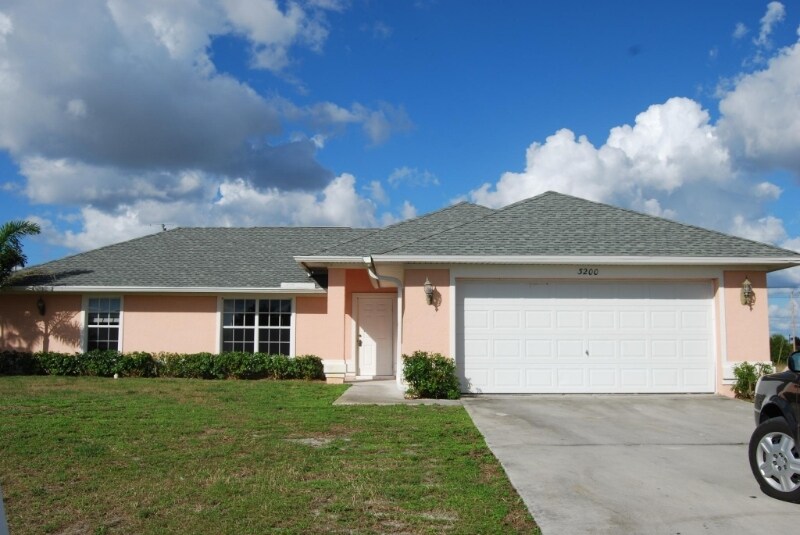 3200 36th St SW in Lehigh Acres, FL - Foto de edificio