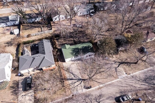 2412 SW Mission Ave in Topeka, KS - Building Photo - Building Photo