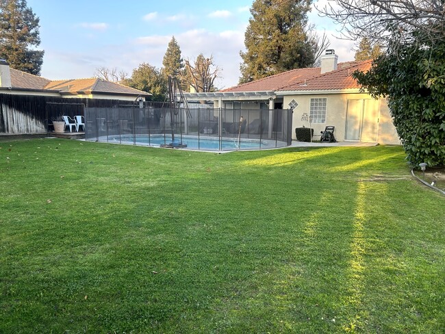 10505 Attleboro Ave in Bakersfield, CA - Foto de edificio - Building Photo