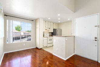 23395 La Crescenta, Unit D in Mission Viejo, CA - Building Photo - Building Photo