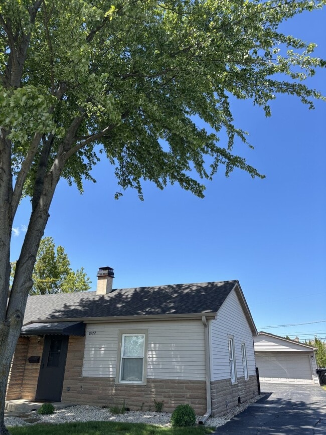 8122 W Winnemac Ave in Norridge, IL - Building Photo - Building Photo