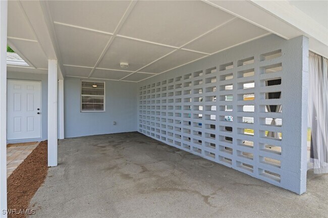 4518 W Alhambra Cir in Naples, FL - Building Photo - Building Photo