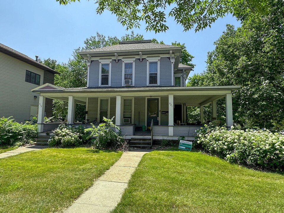 102 7th St in Ames, IA - Foto de edificio