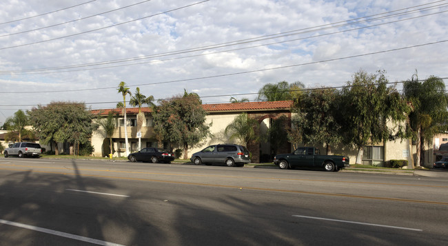 Lambert Apartments in La Habra, CA - Foto de edificio - Building Photo