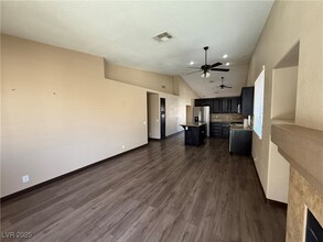 9613 Sterling Ridge Ave in Las Vegas, NV - Foto de edificio - Building Photo