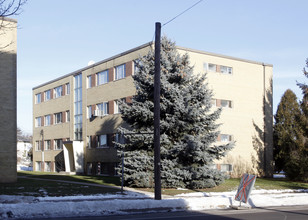 Robinson Court Apartments in Burlington, ON - Building Photo - Building Photo