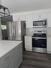 145 N Brooksvale Rd in Cheshire, CT - Building Photo - Building Photo