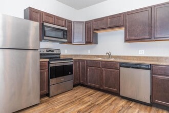 The Groves on Devils Glen in Bettendorf, IA - Building Photo - Building Photo