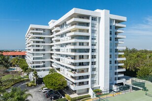 Commodore Club West in Key Biscayne, FL - Building Photo