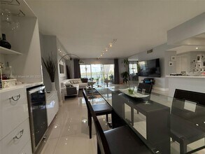 471 Ives Dairy Rd in Miami, FL - Building Photo - Building Photo