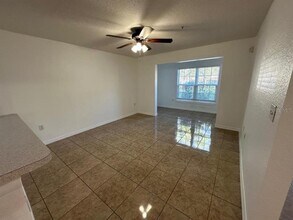 5479 Vineland Rd in Orlando, FL - Building Photo - Building Photo