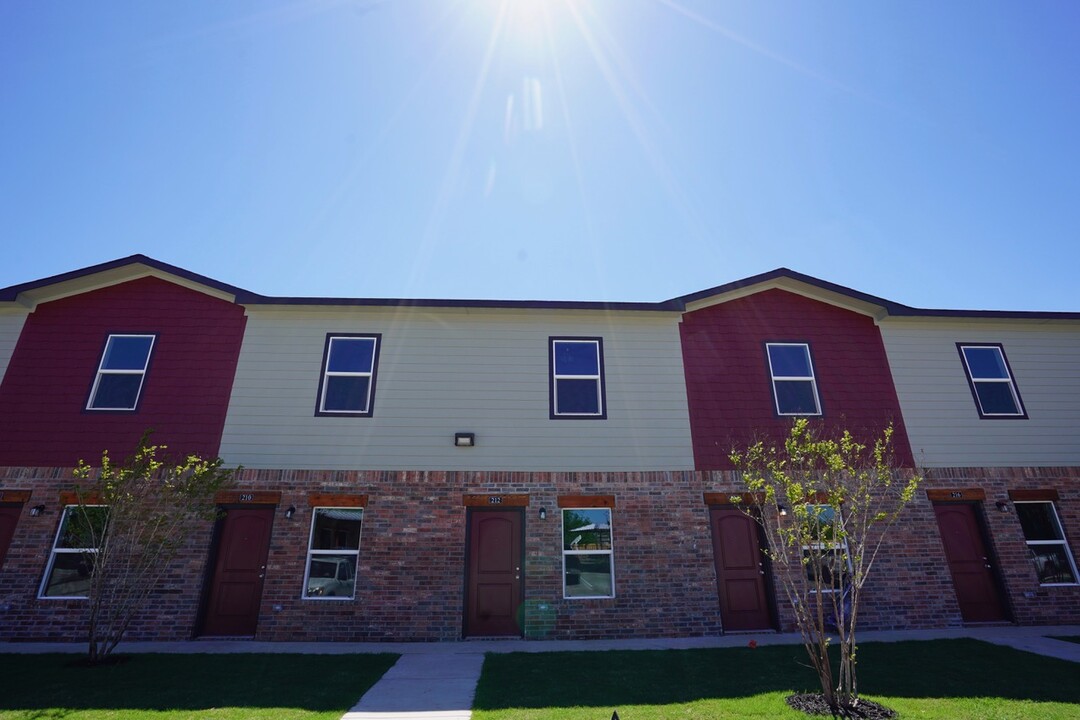 Paluxy Townhomes in Glen Rose, TX - Building Photo