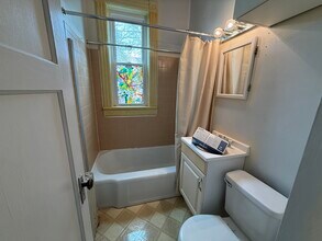 1823 E Bradford Ave, Unit Lower in Milwaukee, WI - Foto de edificio - Building Photo