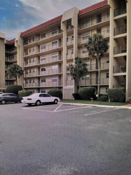 3661 Via Poinciana in Greenacres, FL - Building Photo