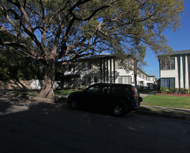 2064 Rodney Dr in Los Angeles, CA - Building Photo - Building Photo