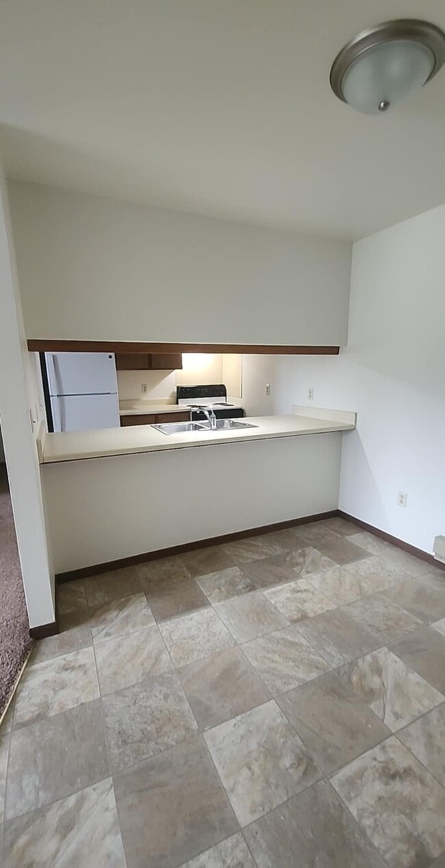 931 Oconto Ave, Unit 104