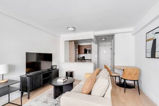 340 E 51st St in New York, NY - Foto de edificio - Building Photo