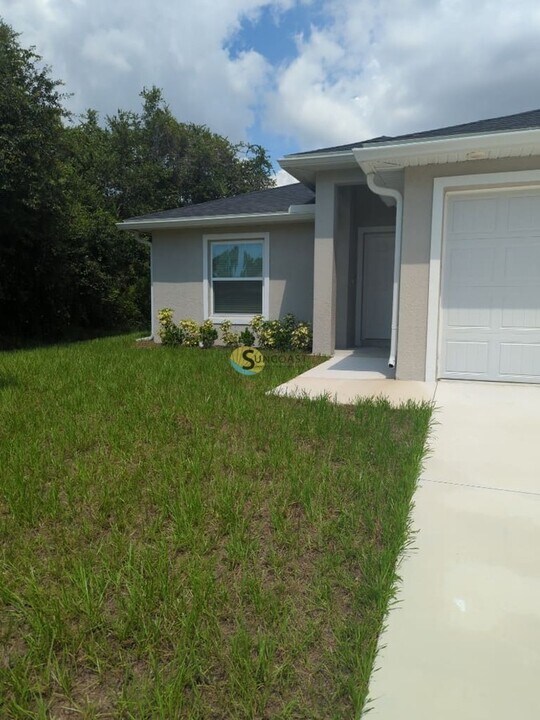 2078 Redmond St in Port Charlotte, FL - Building Photo