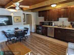 321 SE 15th Ave in Deerfield Beach, FL - Building Photo - Building Photo