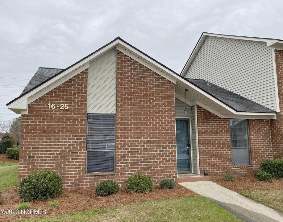 16 Upton Ct Dr in Greenville, NC - Building Photo