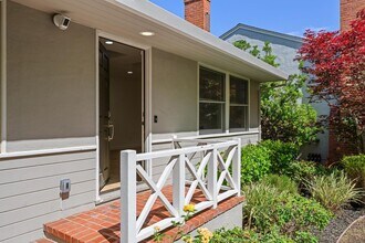 1025 Oakland Ave in Menlo Park, CA - Building Photo - Building Photo