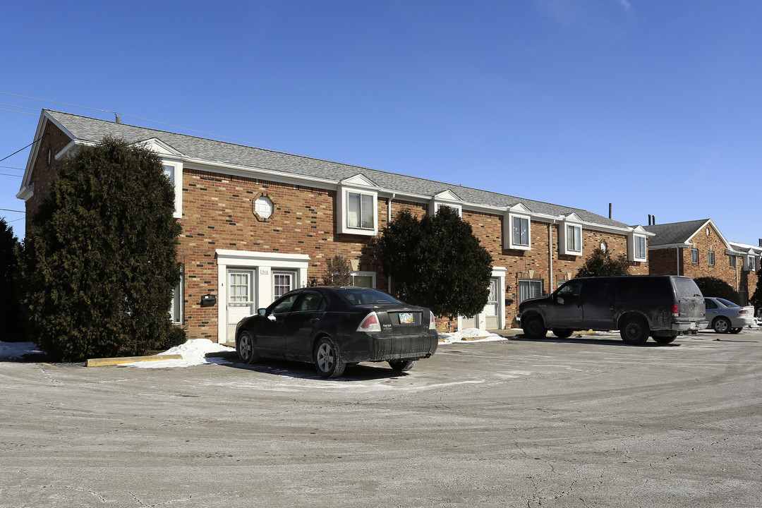 Colonial Colony Townhouses in Huron, OH - Foto de edificio