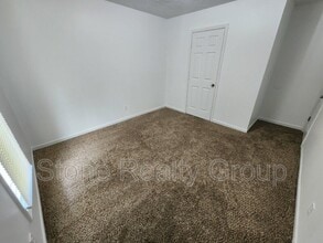 2329 E Glenview Dr in Terre Haute, IN - Foto de edificio - Building Photo